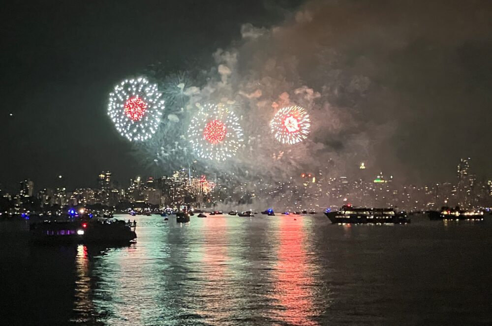 バンクーバー観光クルーズ　花火